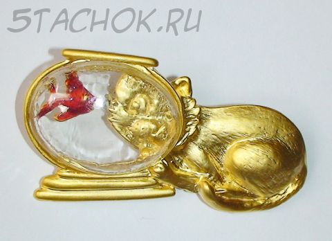 Брошь "Котик гипнотизирует рыбку " под золото/эмаль/оргстекло