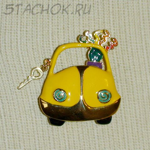 Брошь "Женщина за рулем" под золото/эмаль
