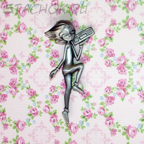 Брошь "Девушка с магнитофоном" под олово