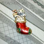 Брошь "Новогодний подарочек - котик" под золото/серебро/эмаль/стразы