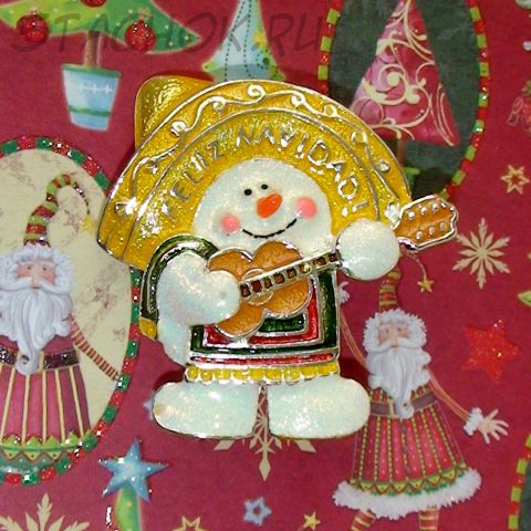 Брошь "Рождественский Снеговик с гитарой" под серебро, эмаль
