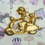 Брошь "Байкерша с котом" под золото