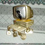 Брошь "Трудный день в офисе" под золото,олово,эмаль