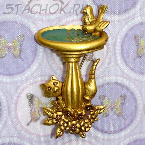 Брошь "Котик и птички у фонтана" под золото/эмаль