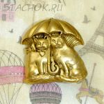 Брошь "Кот и кошечка под зонтиком" под античное золото