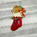 Брошь Новогодний чулок с подарками под золото, эмаль, стразы