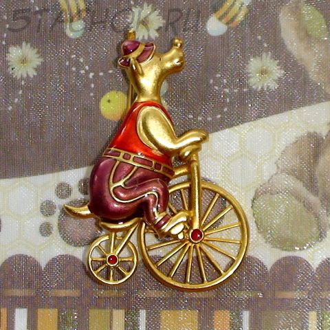 Брошь "Мишка-велосипедист" под золото/эмаль