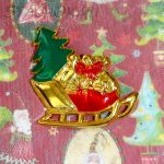 Брошь "Новогодние саночки" под золото, эмаль