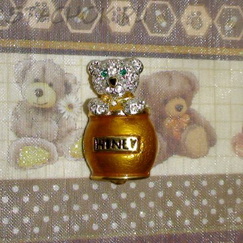 Брошь "Мишка и мед" под золото/стразы/эмаль