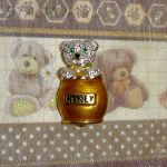 Брошь "Мишка и мед" под золото/стразы/эмаль