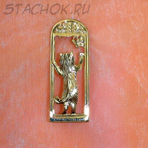 Брошь "Киса и бабочка у окошка" под золото