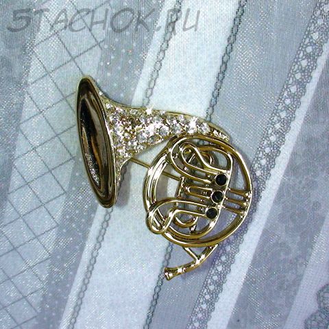 Брошь "Валторна" под золото/эмаль/стразы