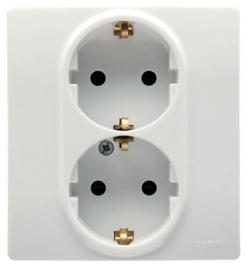 Розетка Etika P 2-м с/з 672233 белая