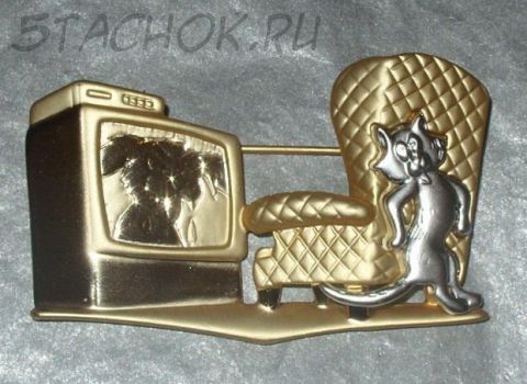 Брошь "Испуганная кошка у телевизора" под золото и серебро