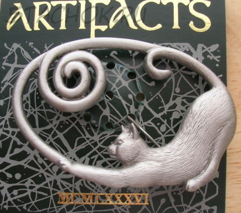 Брошь "Кошечка и лента" под олово