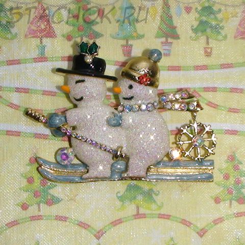 Брошь "Снеговички-лыжники" под зол./эмаль/стразы