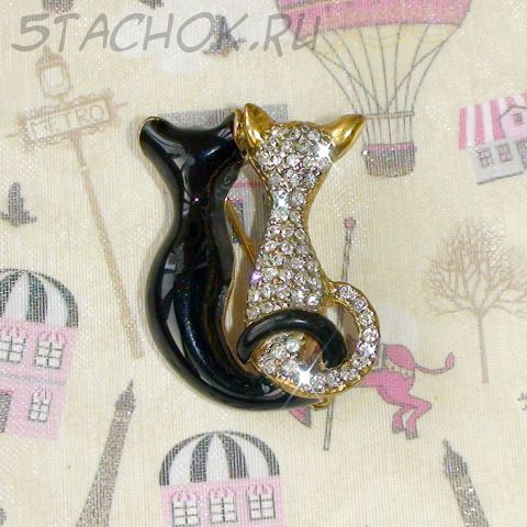 Брошь "Милые котики" под золото, эмаль, сваровски