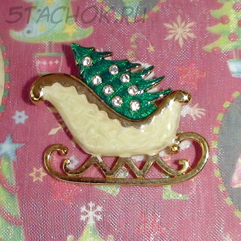 Брошь "Елочка в саночках" под золото, эмаль, стразы