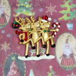 Брошь "Новогодние олени" цвет золота/эмаль (Danecraft США)