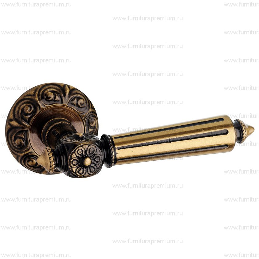 Дверная ручка Pasini 2831 Patrizio Queen на круглой розетке