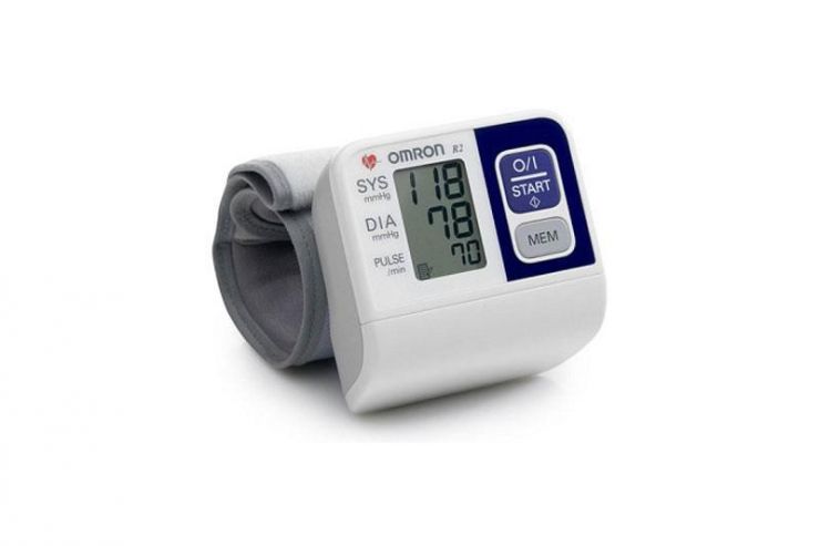 Тонометр Omron R2 на запястье