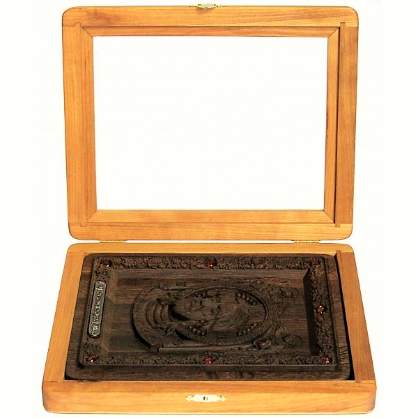 Резная икона в подарок сыну Спас Нерукотворный на натуральном мореном дубе, инкрустированная янтарем (18*23 см, Россия)