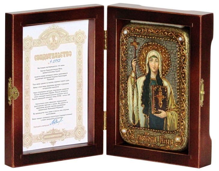 Инкрустированная настольная икона Святая Равноапостольная Нина, просветительница Грузии (10*15 см, Россия) на натуральном мореном дубе, в подарочной коробке