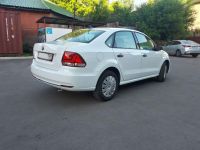 Volkswagen Polo 2019 г. белого цвета - вид сзади.