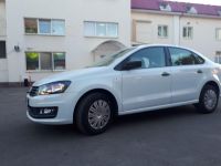 Volkswagen Polo 2019 г. белого цвета - вид слева.
