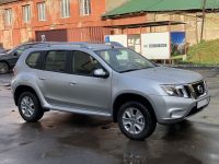 Nissan Terrano 2019 (серебристый) - вид справа.