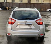 Nissan Terrano 2019 (серебристый) - вид сзади.