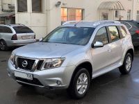 Nissan Terrano 2019 (серебристый) - вид спереди слева.
