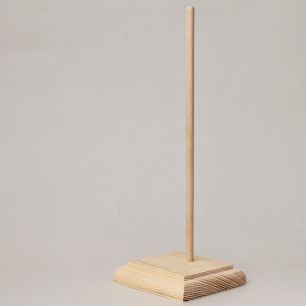 Подставка деревянная для кукол, квадратное основание