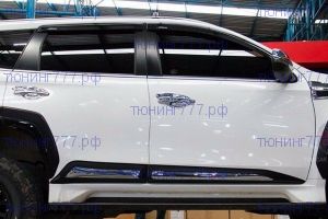Молдинги по низу дверей, чёрные с хромом