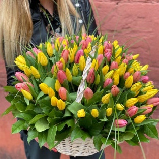 101 тюльпан в корзине
