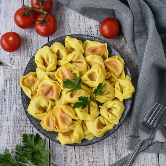 Тортеллини, с тунцом и томатами