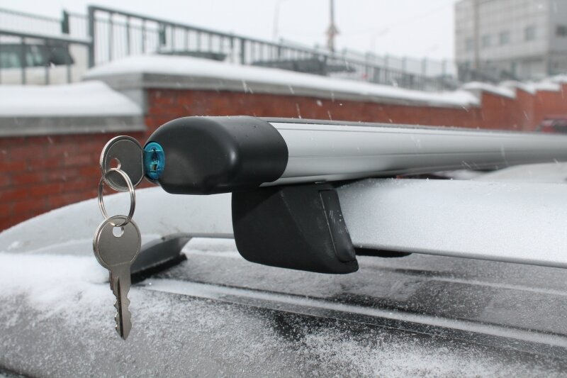 Багажник на рейлинги  "Крепыш" универсальный АЭРОДИНАМИКА С ЗАМКОМ