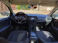 Салон автомобиля Volkswagen Polo 2021г. коричневого цвета