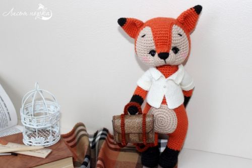 [Амигуруми] Мастер-класс по вязанию крючком Лисёнок с портфелем (Лена Лаврушкина)