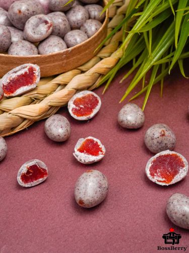 Клубника в черничной йогуртовой глазури