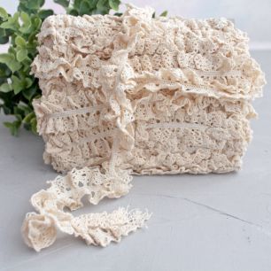 Тесьма кружевная вязаная на резинке, бежевая 30 мм.