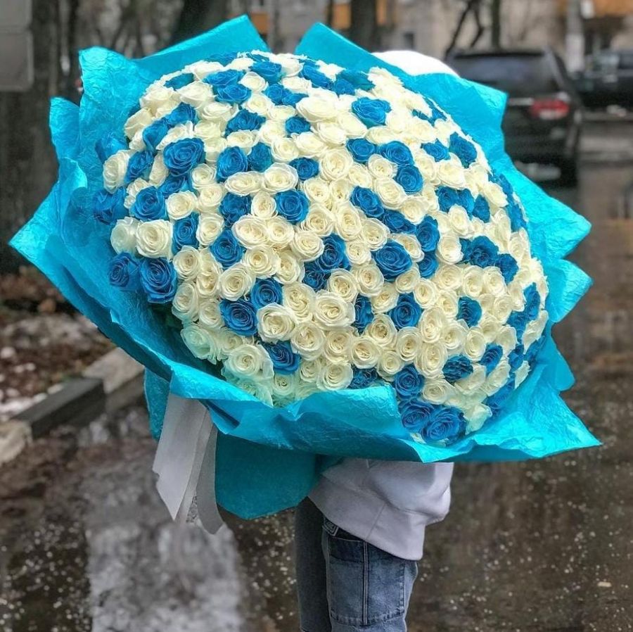 Букет из синей и белой розы