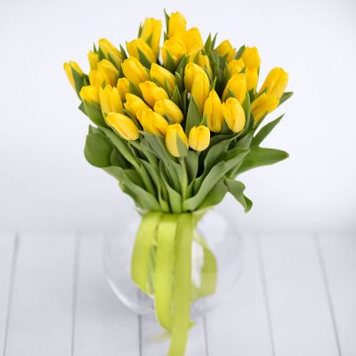 35 жёлтых тюльпанов