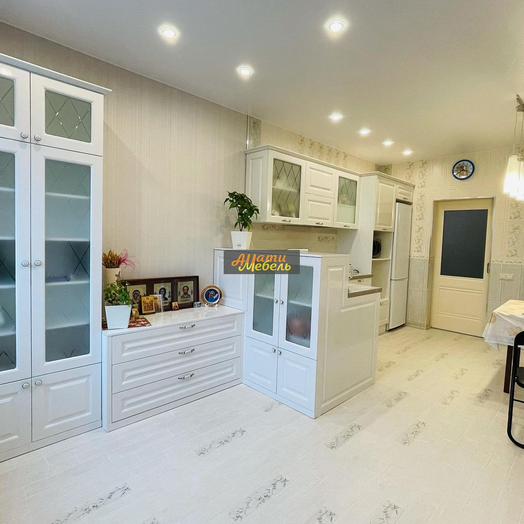 кухонный гарнитур ,совмещенный с гостиной