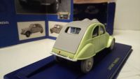 Citroen 2CV  с персонажами из французских комиксов про Тантина