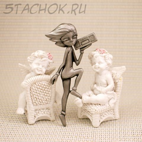 Брошь "Девушка с магнитофоном" цвет олова (AJC США)