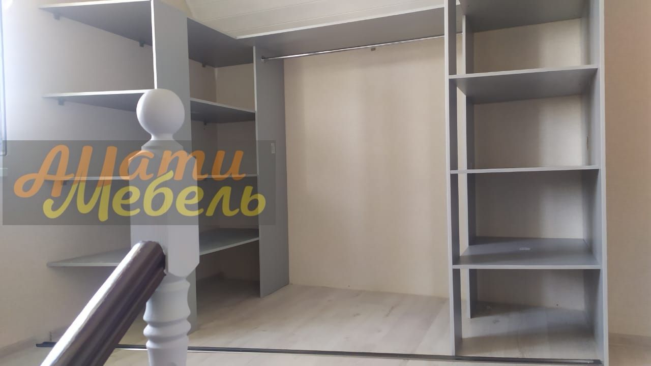 гардеробная под скос крыши по диагонали