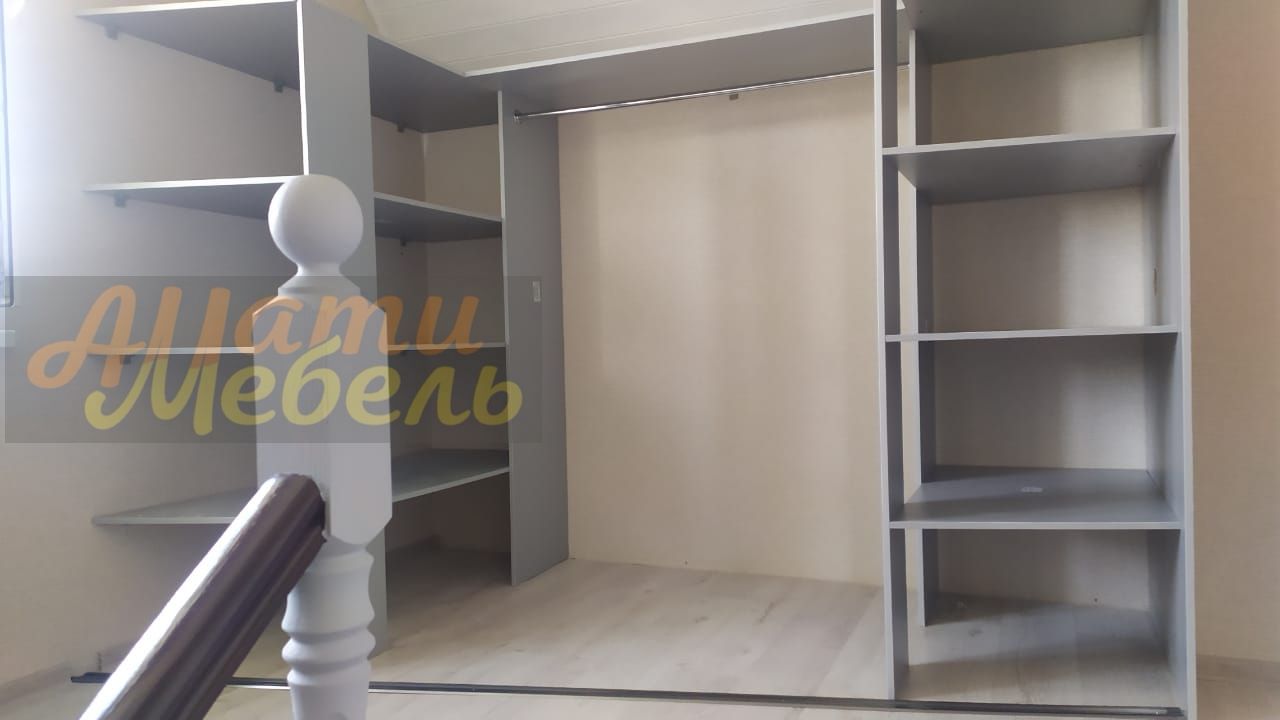 гардеробная под скос крыши по диагонали