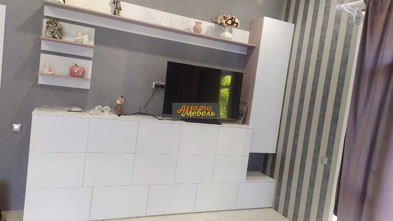 мебель в спальню(комод по ТВ,будуарный стол, кровать 1800*2000,матрас,подвесные тумбы 2шт, пуфик)