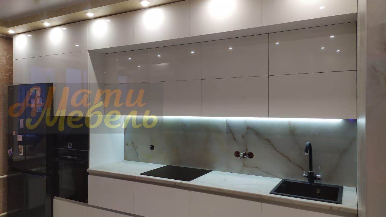 Кухонный гарнитур с высокоглянцевыми фасадами АГТ